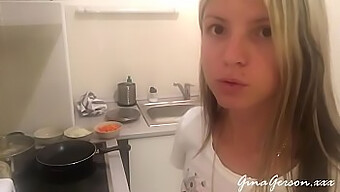 Las Habilidades Culinarias De Una Joven Rubia En Exhibición En Un Video De Borch Rusa