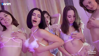 Нигоника, Секси Свингерка, Учествује У Дивљој Оргији Са 1winporn Flamingo Orgy4.