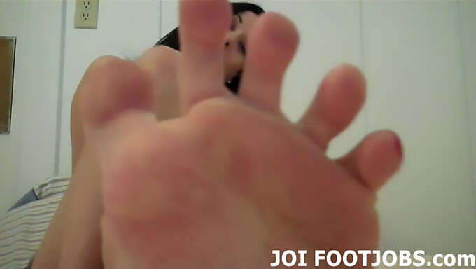 Foot Fetish Fun With A Beautiful Footjob Model