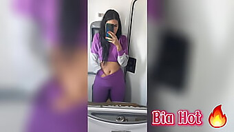 Bia, En Het Og Kåt Brunette, Nyter Selvfornøyelse På En Buss