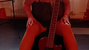 Fetisch-Kul Med En Blond Milf Som Spelar Gitarr Medan Hon Tillfredsställer Sig Själv