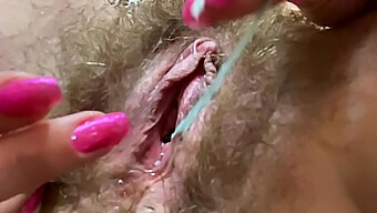 Primer Plano De Orgasmo Con Gran Clítoris Y Squirting