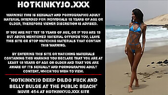 Hotkinkyjo Desnuda Y Follando Con Un Consolador En Una Playa Pública