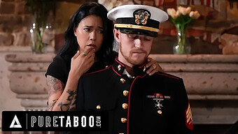 Dana Vespoli, Een Weduwe, Verlangt Naar Het Militaire Uniform Van Haar Overleden Echtgenoot En Geeft Zich Over Aan Intieme Activiteiten Met Oliver Flynn, Die Dana'S Prachtige Bruine Lichaam En Ruime Boezem Laat Zien. De Video Bevat Verschillende Seksuele Handelingen, Waaronder Orale En Ejaculatie.