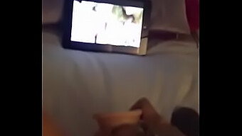 Assista A Uma Milf Gostosa Usando Um Dildo Enquanto Fala Sacanagem