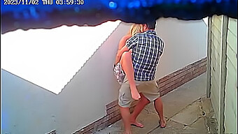 Amateur Stel Betrapt Op Camera En Heeft Seks In Een Openbaar Restaurant