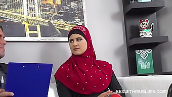 Sexy Hijaber Milf Geeft Een Verbluffende Orale Ervaring