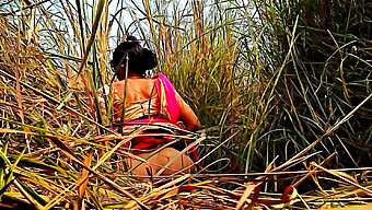 Une Adolescente Indienne Aux Gros Seins Naturels Devient Sauvage Dans La Jungle