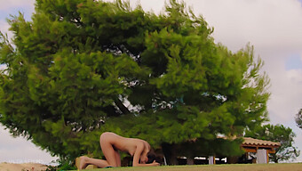 Alissa Foxy'S Scorching Solo Yoga Session In Breathtaking Outdoor Scenery