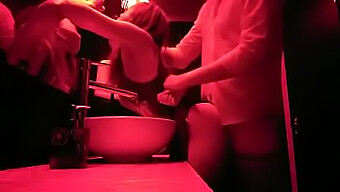 Clubpornovideo: Een Hete Ontmoeting In Het Herentoilet