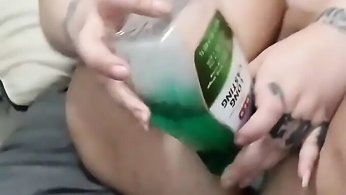 Intento De Inserción Anal De Una Milf Caliente Con Una Botella De Enjuague Bucal