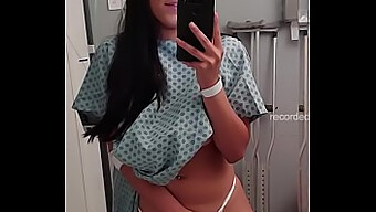 Appel De Près Pour Une Jeune Camgirl En Session Solo À L'Hôpital