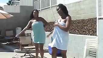 Pareja Negra Y Blanca Se Entregan A Comer Y Masturbarse Al Aire Libre