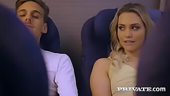 Americká Kráska Mia Malkova Zažívá Své První Hluboké Kouření V Letadle