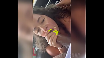 Una Cachonda Nena Con Grandes Tetas Recibe Una Corrida