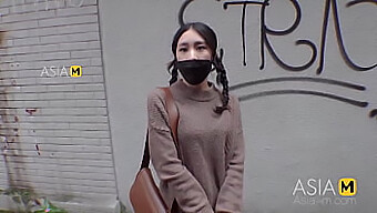 Tan Ying Ying'S Aziatische Straatpornoadvontuur Met Likken En Poesje Neuken