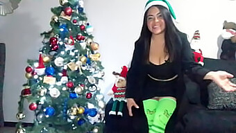 Seksi Bir Grinch Karakteri, Güzel Bir Yüz Ve Büyük Bir Kıçla Bir Porno Videosunda Tasvir Ediliyor.